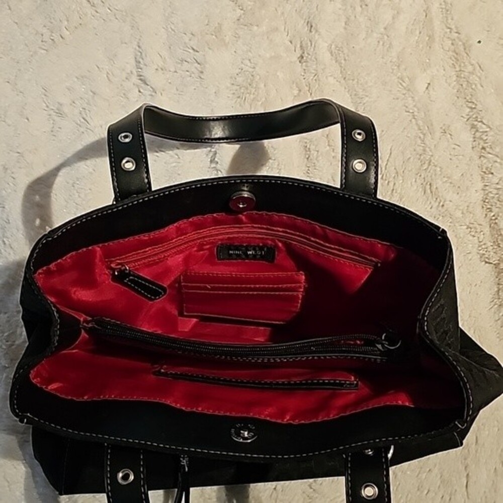 Nine West Handbag Stylish BLACK Silver Red Liner Bag Zippers Magnetic Closure - Picture 5 of 6